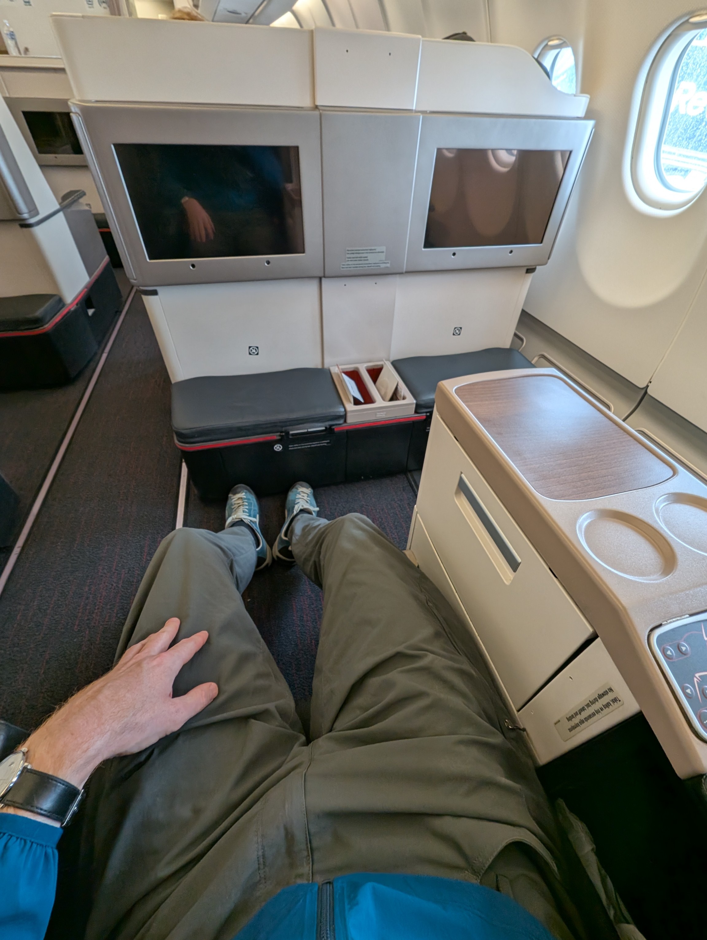 Blick auf den Sitz in der Business Class, meine Beine fast komplett ausgestreckt